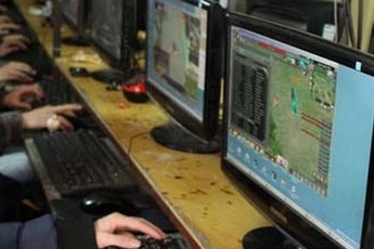 Bắt một đối tượng kinh doanh game lậu tại Việt Nam