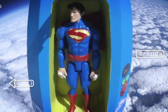 Chiêm ngưỡng cảnh thả Figure Superman từ vũ trụ