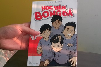 Trên tay truyện tranh Học Viện Bóng Đá có chữ kí U19 Việt Nam