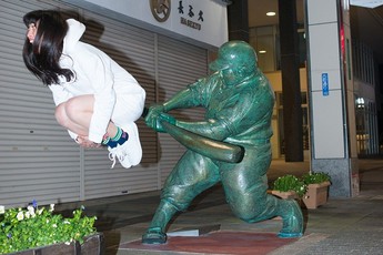 Trào lưu chụp ảnh với tượng Manga gây sốt tại Nhật