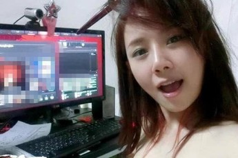Sốt với nữ game thủ chỉ mặc mỗi khăn tắm khi stream DOTA 2