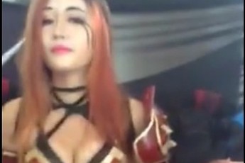 Game thủ Việt sốt với nữ coser DOTA 2 cực gợi cảm