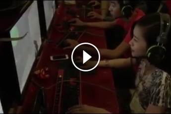 Xem cô gái Việt cực dễ thương ngồi bắn Haft-Life