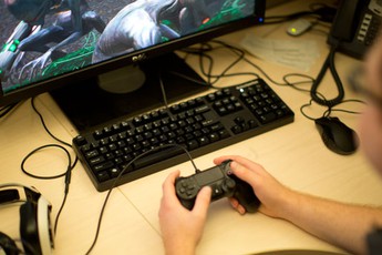 Hướng dẫn dùng tay cầm PS4 không dây cực tiện lợi ngay trên PC