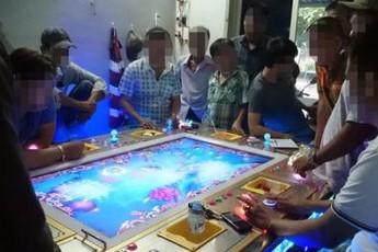 Nhân viên tiệm game vung kiếm chặt tay khách