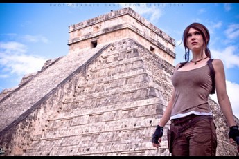 Bất ngờ với cosplay Lara Croft bên ngôi mộ cổ