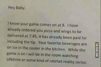 Cô gái làm mọi chàng trai thèm muốn khi 'tẩm bổ' cho người yêu chơi game