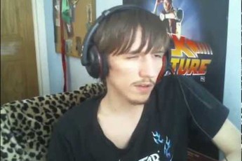 Gamer Liên Minh Huyền Thoại bị ban nick vì tung ảnh nude bạn gái lên mạng được tha bổng