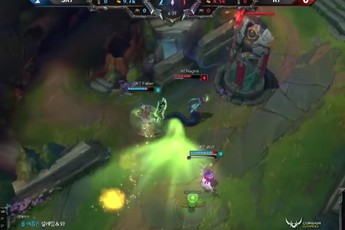 Liên Minh Huyền Thoại: Faker cầm Riven né chiêu trong tíc tắc