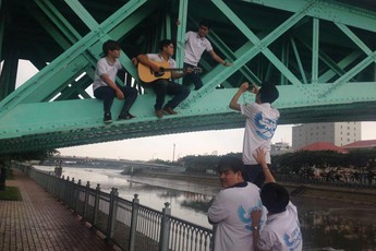 Liên Minh Huyền Thoại: Fan phát cuồng vì team QTV mạo hiểm chụp ảnh nghệ thuật