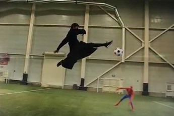 Khi các anh hùng game, phim, truyện tranh chơi bóng đá