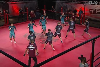 Xem màn đấu võ đài theo phong cách game MOBA