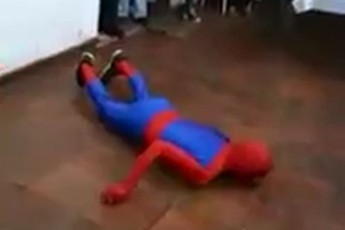 Cười đau bụng vời màn trình diễn quá lố của... người nhện