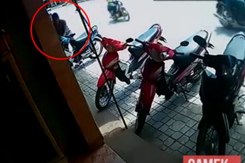 Trộm xe máy nhanh như chớp tại quán game Sài Gòn