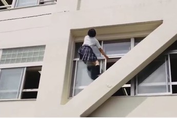 Xem nữ sinh Nhật trèo tường như Assassin's Creed