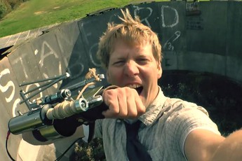 Các vũ khí 'xịn' trong game trở nên... ngớ ngẩn ngoài đời