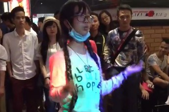 Đau bụng với cảnh nữ game thủ Việt đeo khẩu trang nhảy cực sung