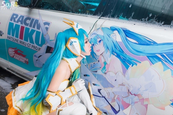 Độc đáo cosplay Hatsune Miku khoe dáng bên siêu xe