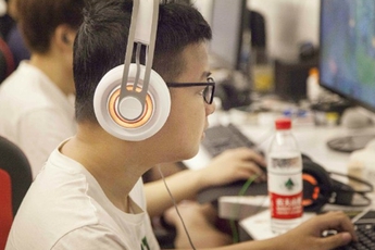 Quá ấn tượng với màn trình diễn của chàng thần đồng Việt Nam, BTC LPL quyết định vinh danh SofM