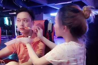 Ghen tỵ với chàng game thủ Đột Kích được bạn gái đút cơm ăn