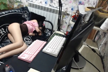 Hot girl Trung Quốc ngủ trên kênh stream vẫn hút hàng chục nghìn lượt xem