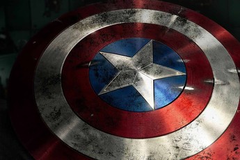 Cân nặng thực sự của khiên Captain America sẽ khiến bạn phải giật mình