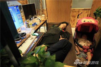 Không có tiền thuê nhà, cặp vợ chồng bế con 10 tháng tuổi ra quán Net sống