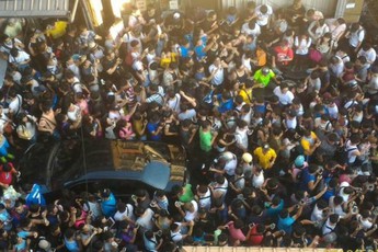 Choáng khi người dân Đài Loan đổ ra đường chơi game đông như trong phim thảm họa