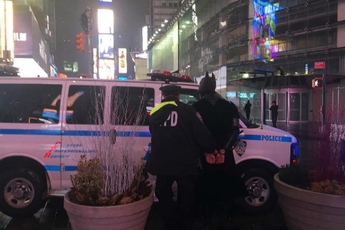 Batman bị bắt vì giật tiền du khách tại Quảng Trường Thời Đại
