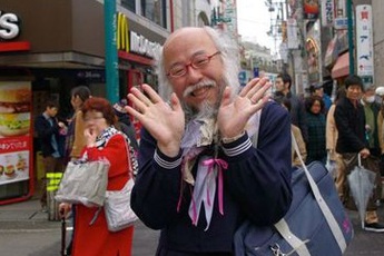 Tìm hiểu về cụ ông mặc đồ nữ sinh vừa đến Việt Nam