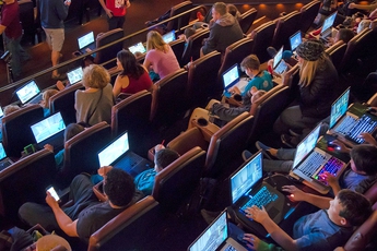 Nhiều người lớn sẽ xấu hổ khi nhóm học sinh mới 10 tuổi chơi game kiếm 300 triệu đồng