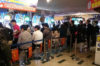 Giờ đã là 2016 nhưng người Nhật vẫn xếp hàng dài để chờ chơi điện tử xèng