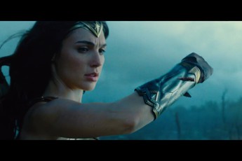 Wonder Woman dùng tay đỡ đạn trong trailer phim mới