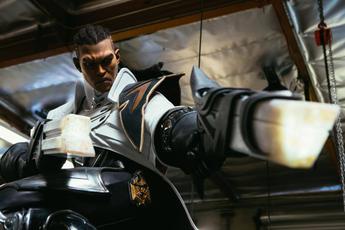 Liên Minh Huyền Thoại: Tượng Lucian giống hệt người thật tại hội chợ PAX East 2016