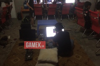 Chết cười thanh niên lầy ngồi bệt dưới đất chơi game vì quán net chưa kịp mua bàn