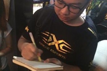 SofM bị fan Trung Quốc bủa vây xin chữ ký sau màn hủy diệt SHR tại Tứ Kết Demacia Cup