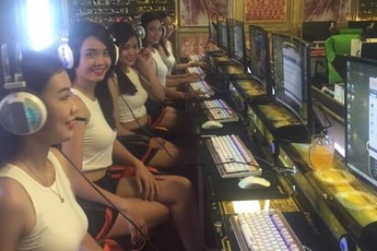 Quán net toàn gái xinh như thế này thì làm sao mà chơi nổi?