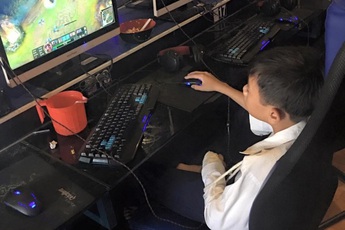 Thán phục với game thủ LMHT nhí 1 tay cân cả đấu trường công lý với niềm đam mê