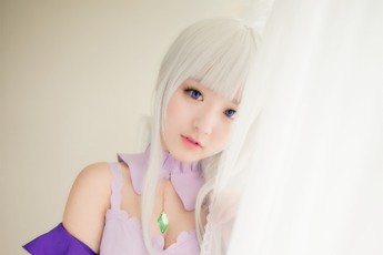 Cosplay người đẹp tóc trắng cực dịu dàng, quyến rũ trong Re:Zero