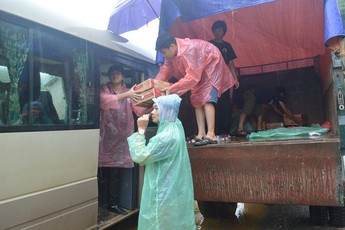 Cảm động game thủ Việt rủ nhau đi làm từ thiện dịp Tết Nguyên Đán