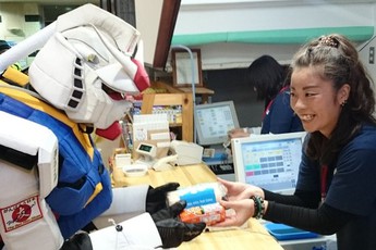 Lạ mắt với nhóm cosplay Gundam tại khu trượt tuyết