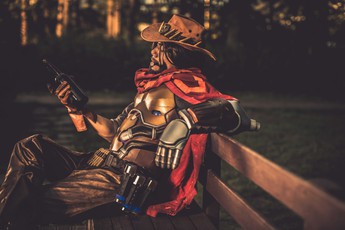 Ngắm bộ ảnh cosplay McCree trong Overwatch cực bụi bặm, menly
