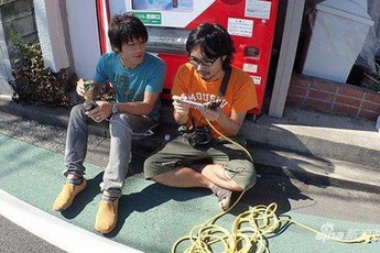 Thanh niên nghiện game đến mức kéo điện từ nhà ra ngoài đường chơi