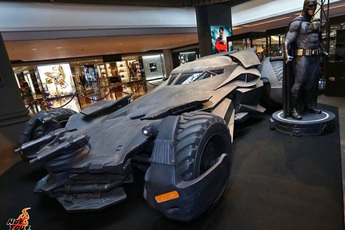 Choáng với mô hình đồ chơi Batman to như người thật