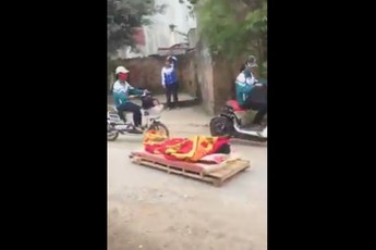 Ngủ quên trong quán net, bị khênh ra giữa đường vẫn không biết gì