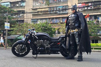 Lạ mắt với cảnh anh chàng Batman xuất hiện ở Việt Nam
