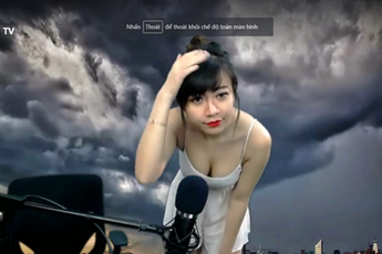 Hot girl Ngân Lee bất ngờ để lộ vòng 1 trên show diễn trực tuyến