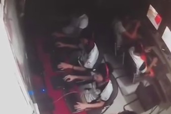 Game thủ Việt đang ngồi trong quán net bị quạt trần rơi vào đầu