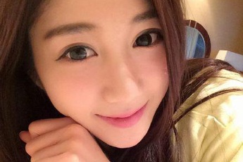 Cô nữ MC "vạn người mê" của Liên Minh Huyền Thoại Trung Quốc