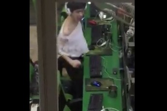 Chết cười trước cảnh thanh niên quẩy tưng bừng trong quán net